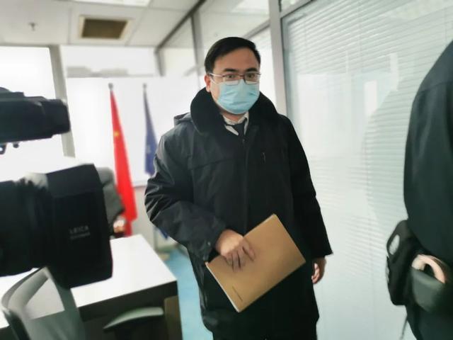 在空無(wú)一人的辦公場(chǎng)地，一份審計(jì)報(bào)告成為執(zhí)行突破口